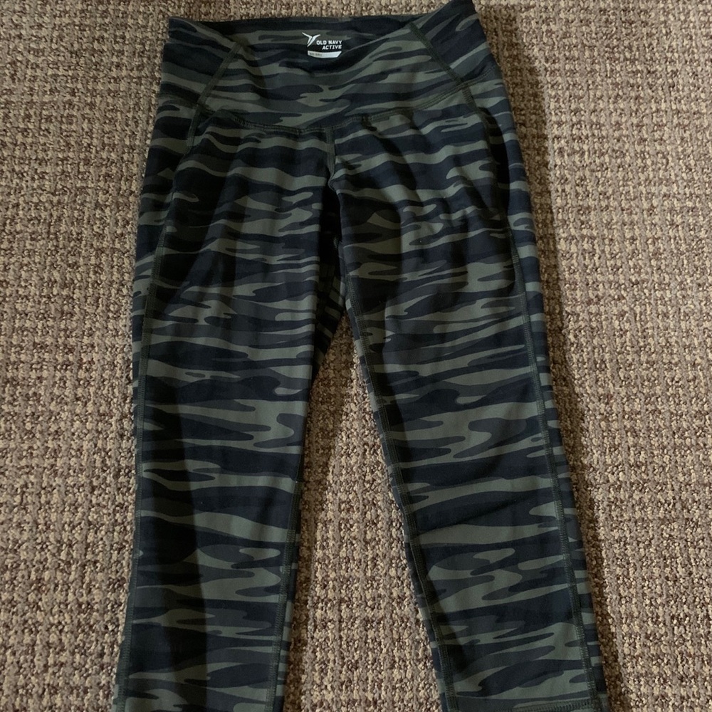 Camo crop leggings - Size Small